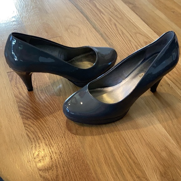 Bandolino Grey patent leather shoe. Size 8 3” heel - Picture 2 of 4